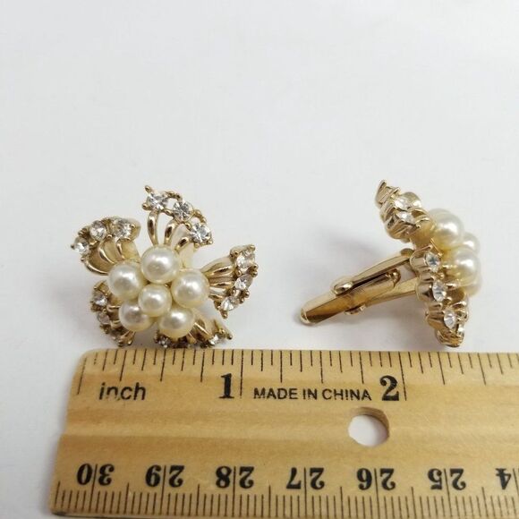Vintage Kramer Floral Shape Cufflinks, Faux Pearl Center, Gold Tone Estate - Picture 5 of 7